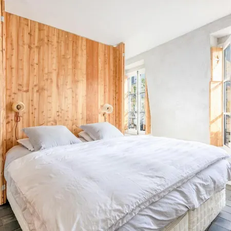 Famous Parisian Designer's Pied-a-terre In Le Marais