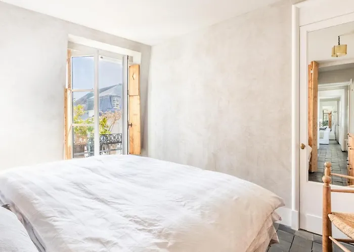 Famous Parisian Designer's Pied-a-terre In Le Marais Апартаменты *